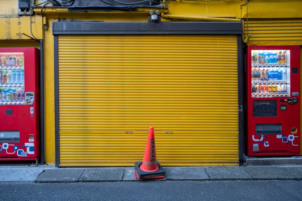 puerta de garage cerrada con motor