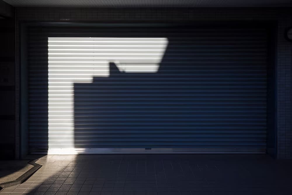 puerta de garaje cerrada en la sombra