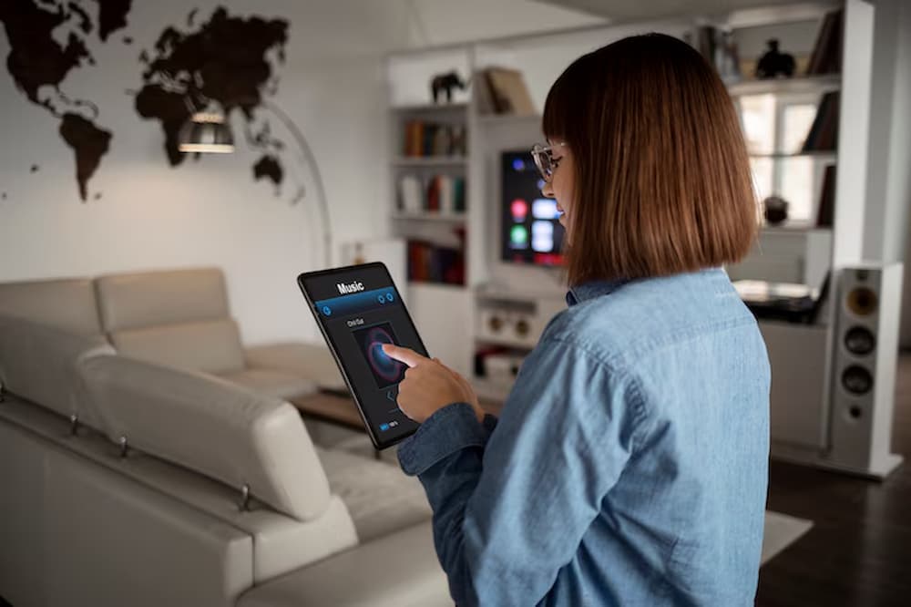 Mujer usando la domótica en casa